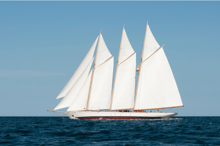 what is the difference between a sailboat and a schooner